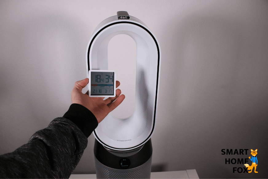 Time and temperature before starting the heater function on the thermostat. In the background are the Dyson Pure Hot and Cool HP04 air purifier.